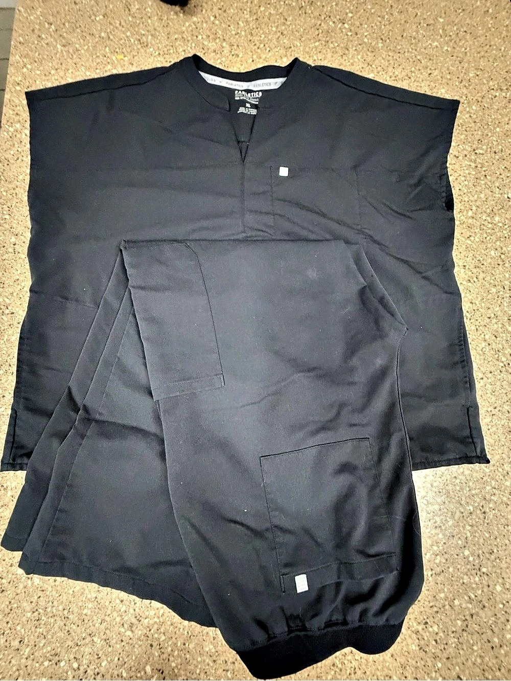 Fabletics women’s scrub set - Picture 2 of 5